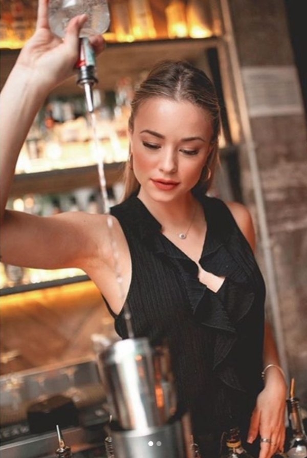 Europe’s top 3 most skilled bartender babes (23 GIFs) .