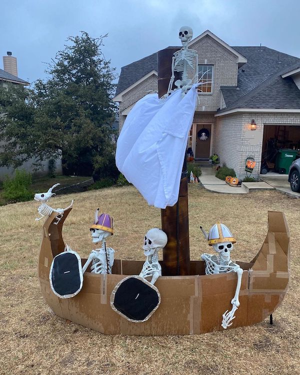 These skeleton displays will really tickle your funny bone