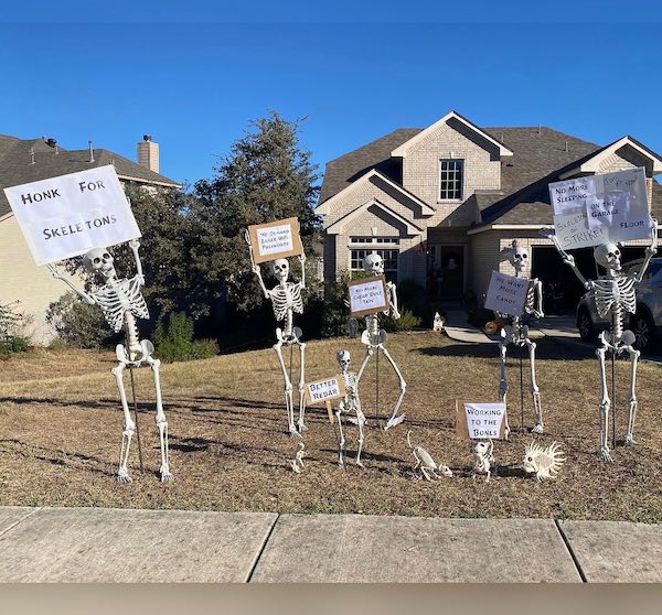 These skeleton displays will really tickle your funny bone