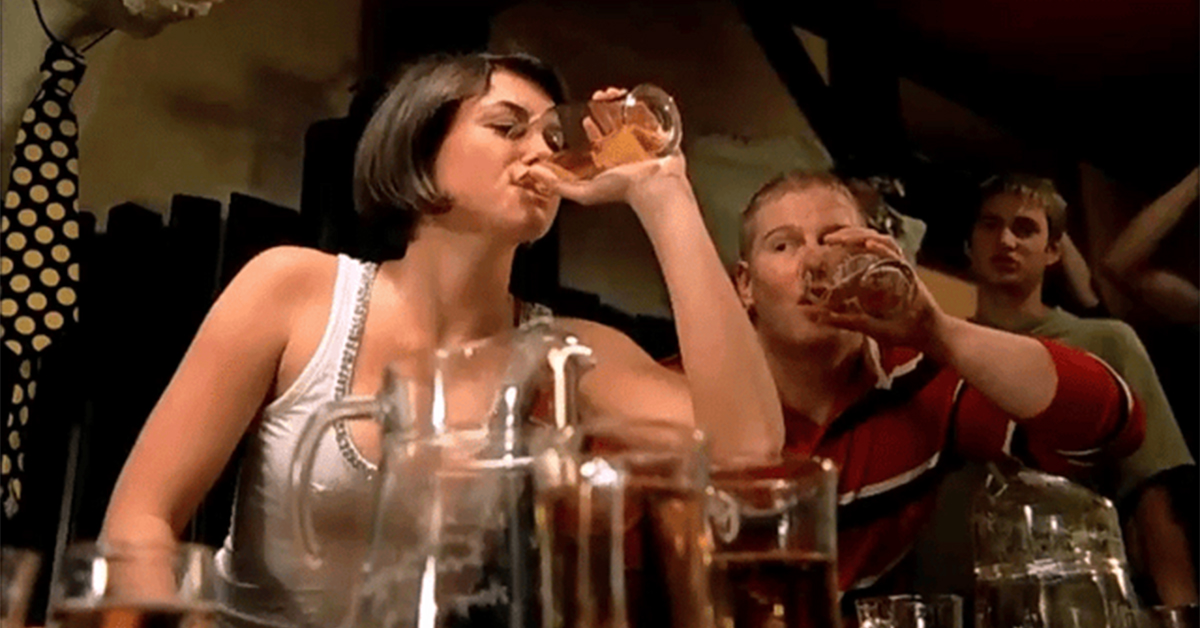 Веселые пьяные песни. Пиво гиф. Девушки выпивают. Женщина пьет пиво.
