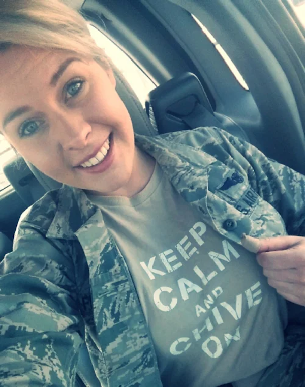beautiful-military-girls-and-funny-misfit-chivers-who-serve-photos