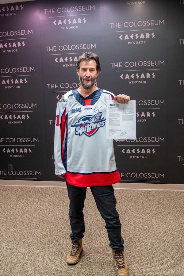 Keanu Reeves signs with a Canadian hockey team